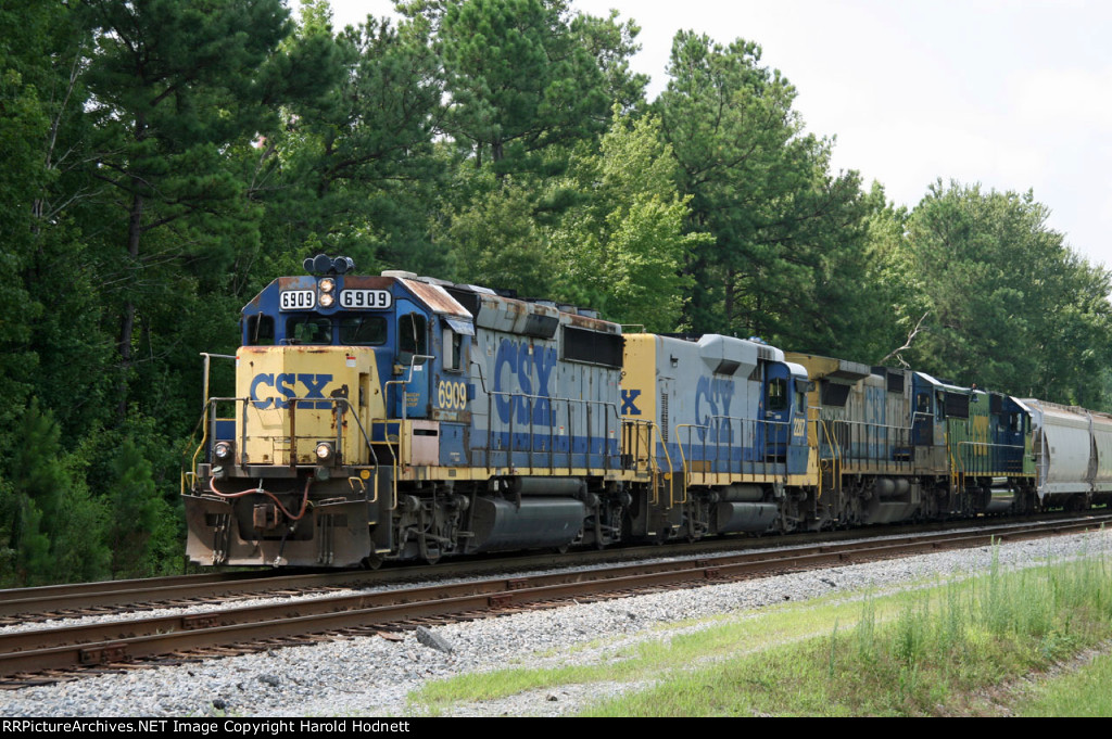 CSX 6909 leads train Q494 northbound